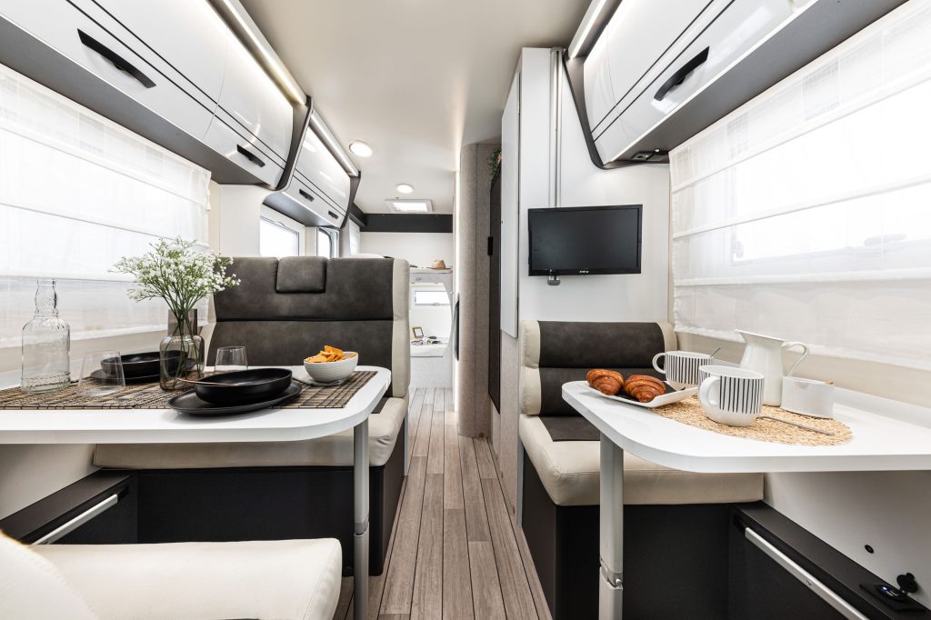 Kamper jako inwestycja w styl życia. Jak wybrać model na długie trasy?