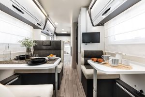 Kamper jako inwestycja w styl życia. Jak wybrać model na długie trasy?